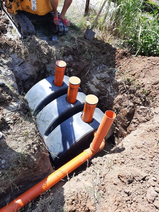 Echipa noastră montând o fosă septică